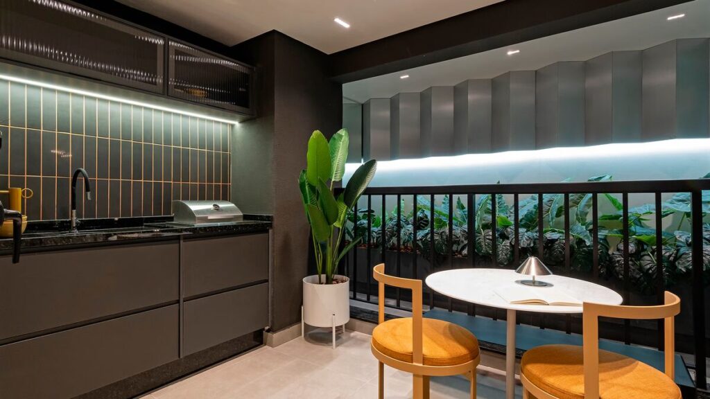 Cozinha moderna com plantas e mesa de jantar