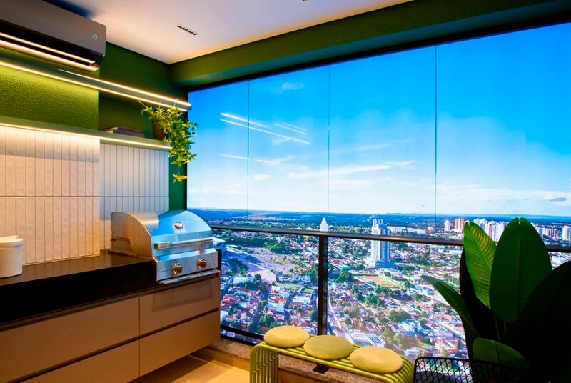 Cozinha moderna com vista panorâmica da cidade