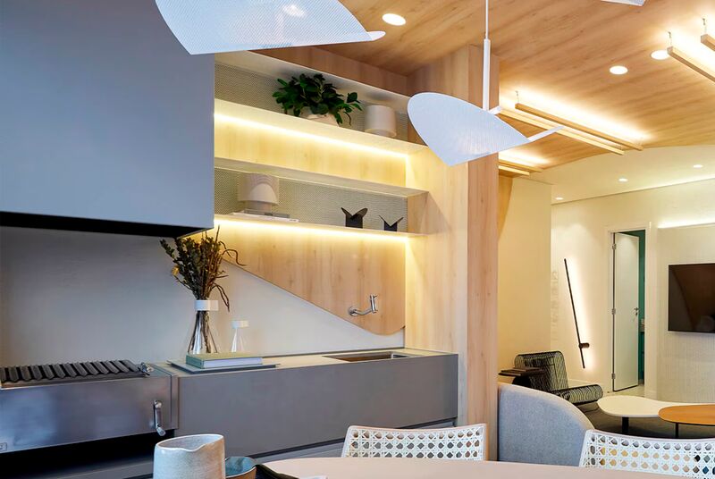 Cozinha moderna com prateleiras e iluminação suave