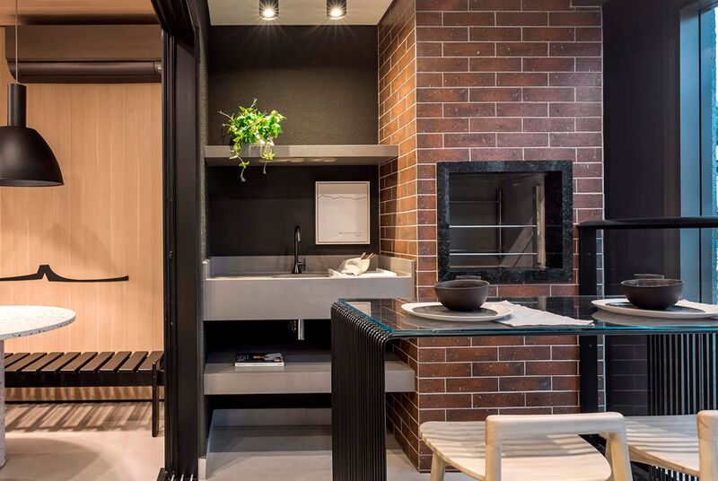 Cozinha moderna com detalhes em tijolo e plantas