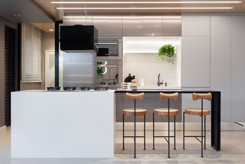 Cozinha moderna com bancada e banquetas de madeira
