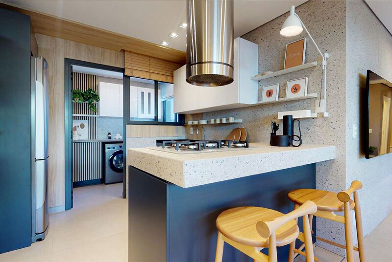 Cozinha moderna com bancada e equipamentos elegantes.