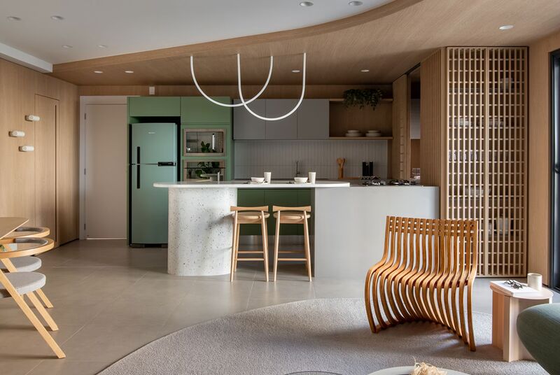 Cozinha moderna com móveis de madeira e design clean