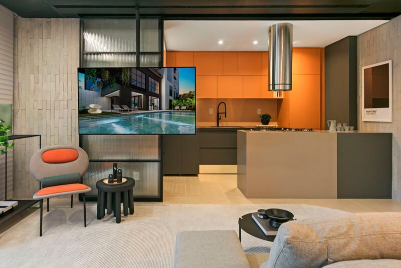 Sala moderna com cozinha integrada e piscina visível