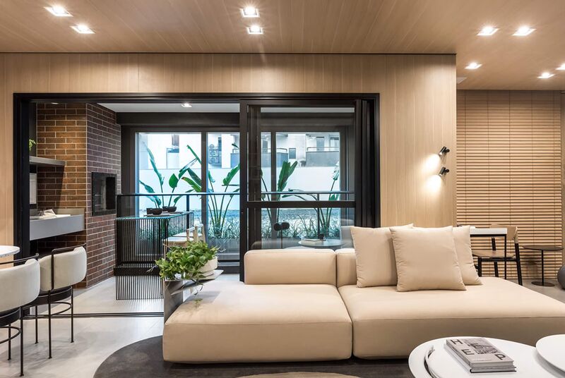 sala-moderna-sofa-claro-varanda.png