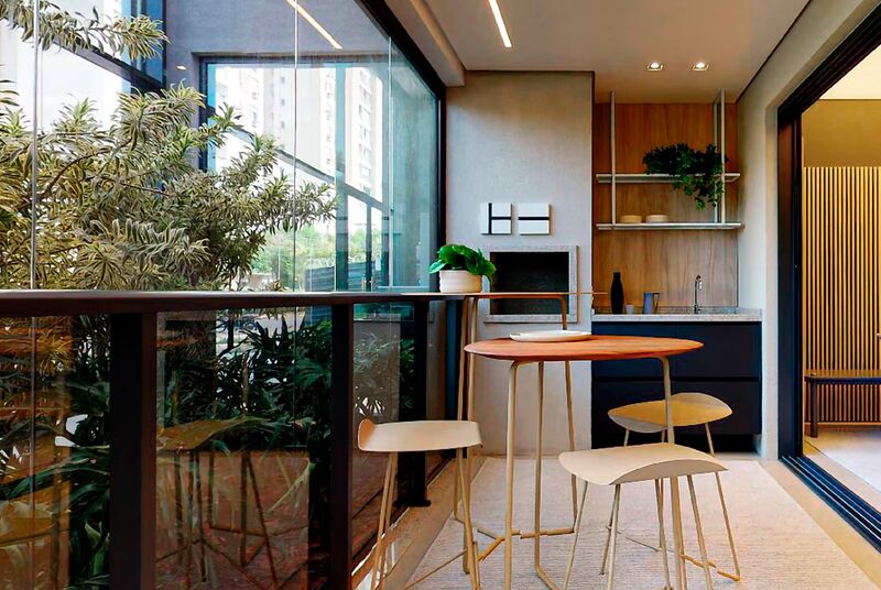 Varanda moderna com mesa e plantas decorativas