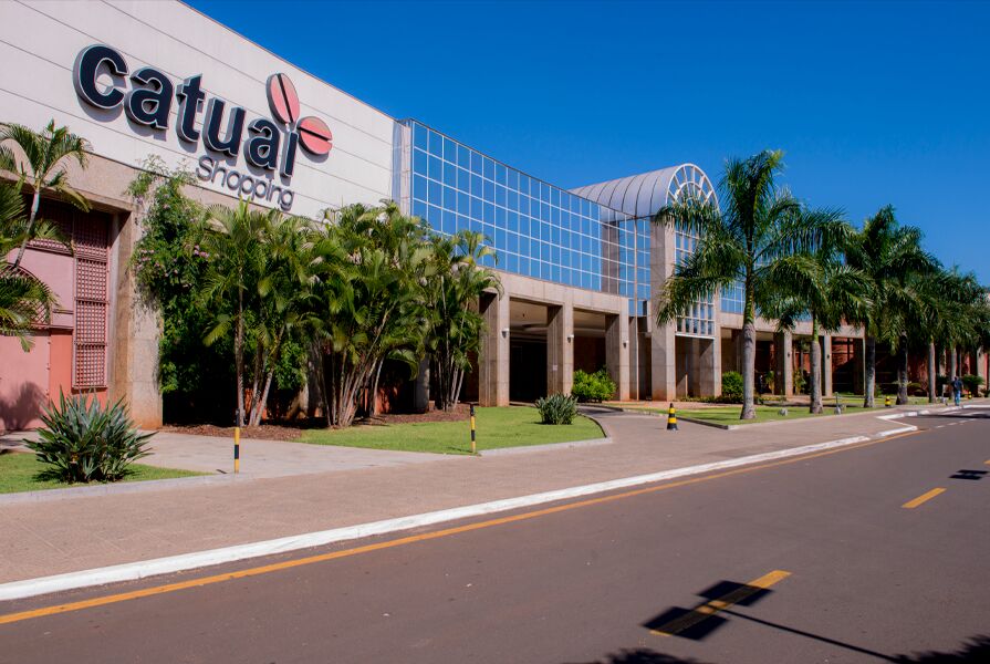 Fachada do Catuaí Shopping em dia ensolarado