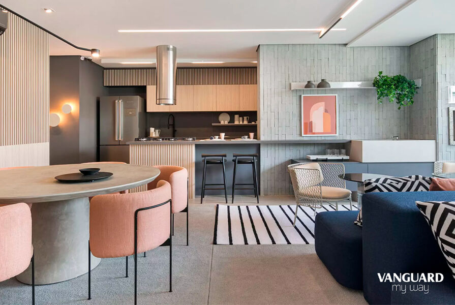 Sala de estar moderna com cozinha integrada em tons neutros