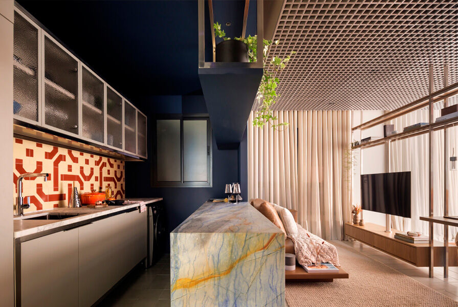 Cozinha moderna com bancada de pedra e decoração contemporânea.