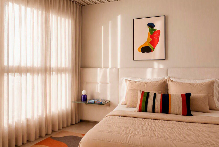 Quarto moderno com arte e decoração minimalista