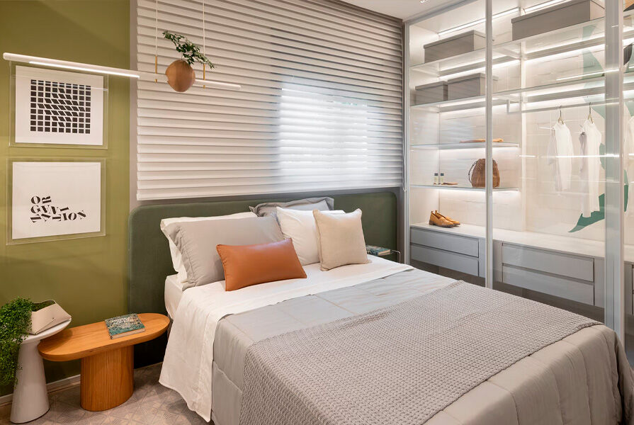 Quarto moderno com cama e decoração elegante.